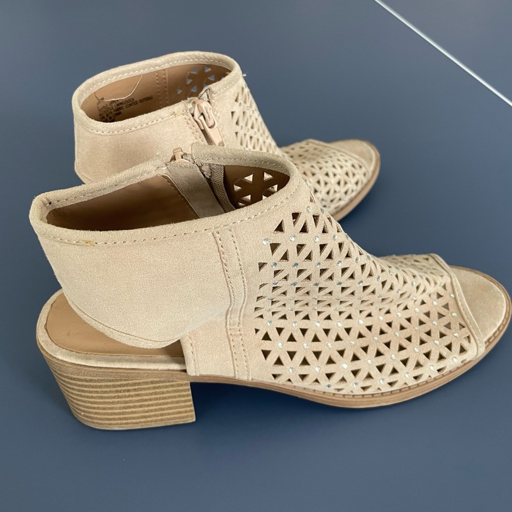 Steve Madden tan Rhinestone block heel sandals youth 5